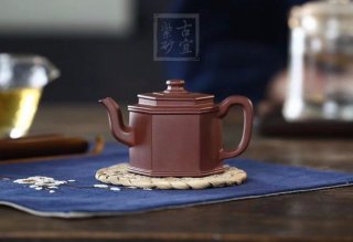 《小六方納?！? title=