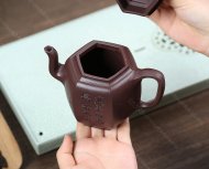 泉眼無聲惜細流，樹蔭照水愛晴柔。