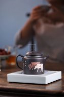 《五牛圖》宜興紫砂壺工藝美術(shù)師純手工石黃泥牛蓋茶壺紫砂茶具
