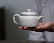 碧螺壺中香撲面，綠茶盞內味如春。