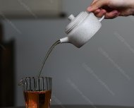 碧螺壺中香撲面，綠茶盞內味如春。